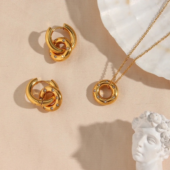 ◾️18k Gold Plated Crystal Paved Round Chunky Pendant Necklace - Picture 15 of 16